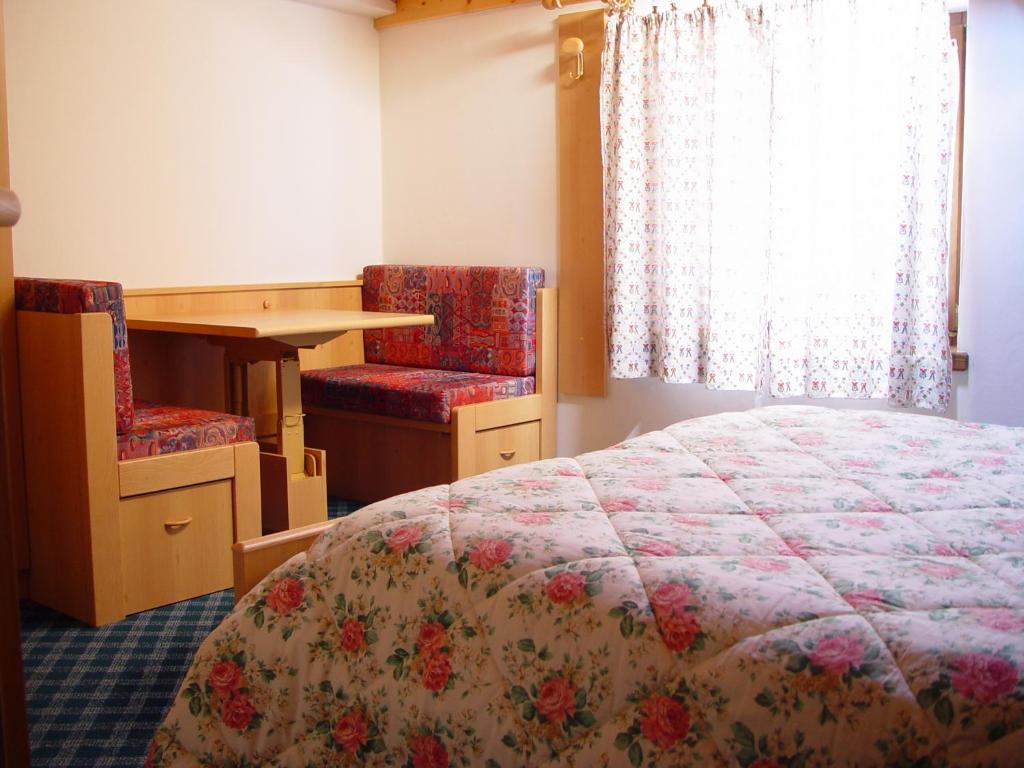Dolomiti Appart&Rooms Варена Стая снимка